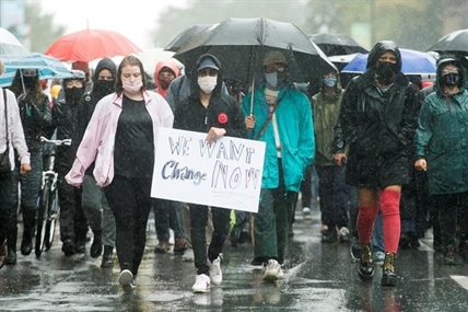 Protesters in Montreal topple John A. Macdonald statue, demand police defunding | iNFOnews.ca