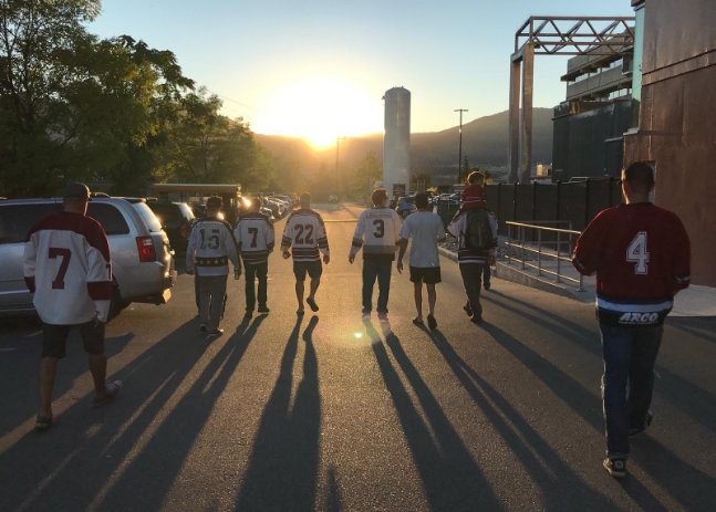 Summerland hockey team serves teammate final beer at hospice window | iNFOnews.ca Summerland hockey team serves teammate final beer at hospice window | iNFOnews.ca