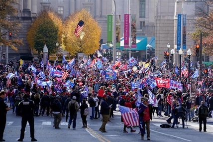 Trump thrills protesting supporters with motorcade drive-by | iNFOnews.ca Trump thrills protesting supporters with motorcade drive-by | iNFOnews.ca