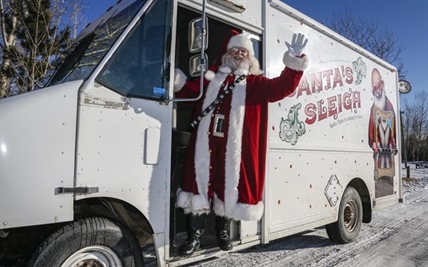 Santa on wheels: St. Nick gets new open-air ride as pandemic drags into holidays | iNFOnews.ca