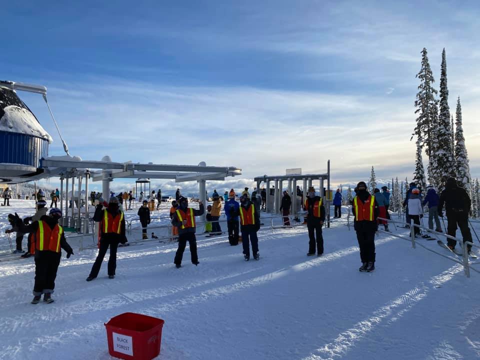 Big White shows skiers how to stay 6 feet apart | iNFOnews.ca Big White shows skiers how to stay 6 feet apart | iNFOnews.ca
