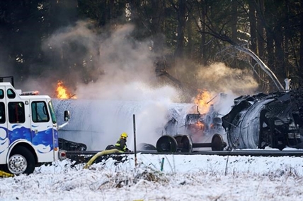 Train cars carrying crude oil derail, burn north of Seattle | iNFOnews.ca