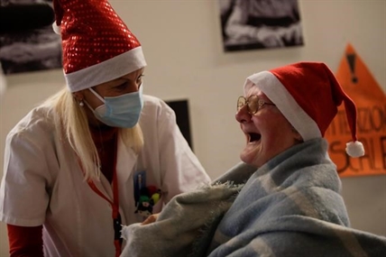 Santa's 'grandchildren' spread joy in Italian nursing homes | iNFOnews.ca