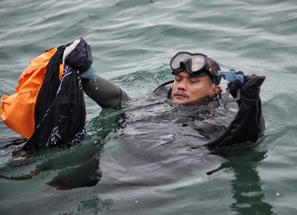 Indonesian divers find parts of plane wreckage in Java Sea | iNFOnews.ca