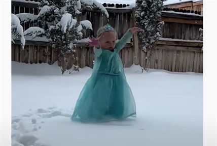 TRENDING NOW: Adorable little girl dressed as Elsa performs 'Let It Go' in the snow | iNFOnews.ca TRENDING NOW: Adorable little girl dressed as Elsa performs 'Let It Go' in the snow | iNFOnews.ca