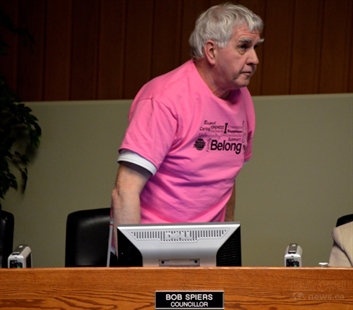 Councillor deviates from dress code to raise awareness | iNFOnews.ca