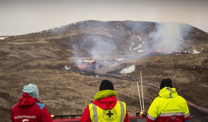 Hikers scramble as new fissure opens up at Icelandic volcano | iNFOnews.ca
