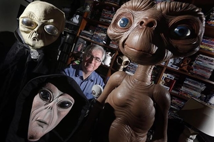 'Aliens are coming': Alberta RCMP 911 dispatchers fielding calls about UFO sightings | iNFOnews.ca 'Aliens are coming': Alberta RCMP 911 dispatchers fielding calls about UFO sightings | iNFOnews.ca