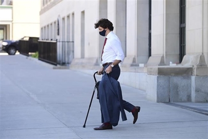 Prime Minister Trudeau walking with cane after he sprained his ankle playing Frisbee | iNFOnews.ca