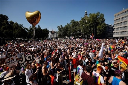 Tens of thousands protest for gay marriage in Switzerland | iNFOnews.ca