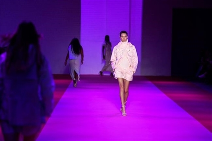 Maxwell brings shimmer, shine and smiles to NY Fashion Week | iNFOnews.ca