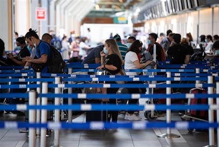 Ottawa eyes tasking airport security with vaccine verification for travellers | iNFOnews.ca