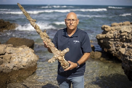iN PHOTOS: Israeli scuba diver discovers ancient Crusader sword | iNFOnews.ca
