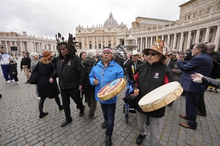 'Hope for change:' Tk'emlups chief Casimir meets with Pope Francis at Vatican | iNFOnews.ca