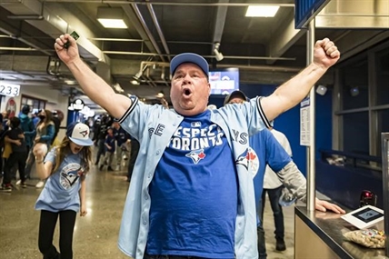 Toronto businesses hopeful as stadiums fill up for first time since pandemic | iNFOnews.ca