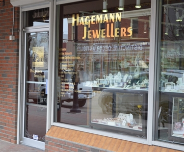 Shopkeeper injured in jewelry store robbery | iNFOnews.ca