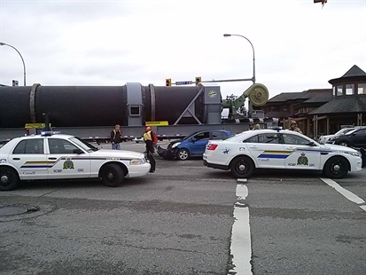 Fender bender between compact car and semi snarls traffic at Harvey and Gordon | iNFOnews.ca