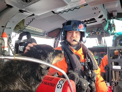 U.S. Coast Guard rescues man and two dogs from stricken sailboat off Vancouver Island | iNFOnews.ca U.S. Coast Guard rescues man and two dogs from stricken sailboat off Vancouver Island | iNFOnews.ca