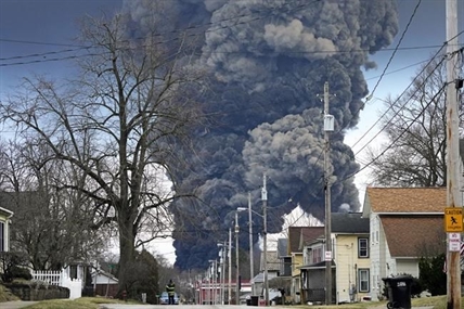 EPA orders 'pause' of derailment contaminated waste removal | iNFOnews.ca