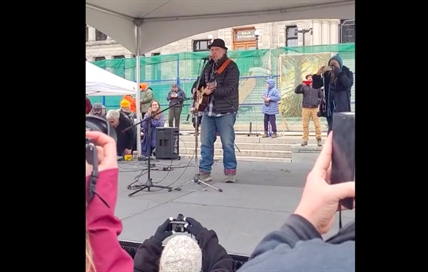 Neil Young, wife actress Daryl Hannah surprise crowd at Victoria old-growth rally | iNFOnews.ca Neil Young, wife actress Daryl Hannah surprise crowd at Victoria old-growth rally | iNFOnews.ca