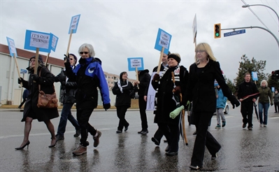 Hospital rally draws big crowd in bad weather | iNFOnews.ca