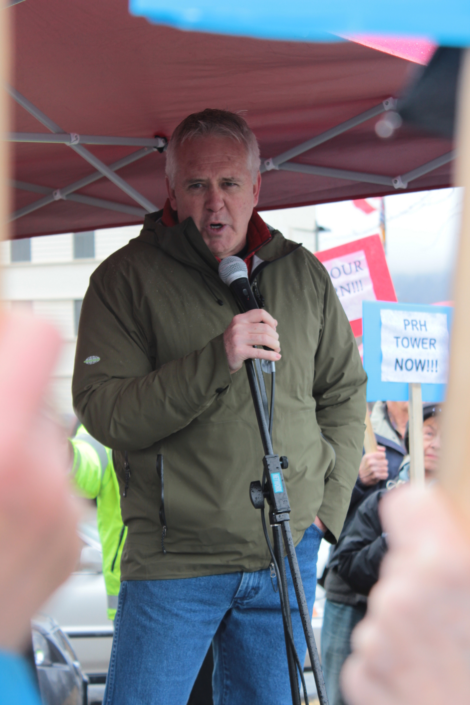 Hospital rally draws big crowd in bad weather | iNFOnews.ca