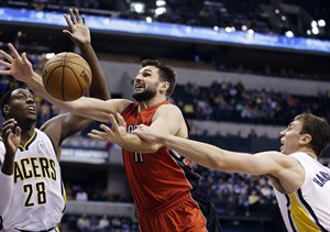 DeRozan scores 15 points, Calderon has triple-double to lead Raptors in 74-72 win over Pacers | iNFOnews.ca CP20767741
