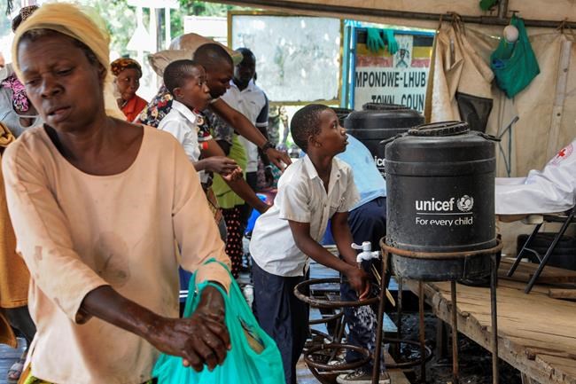 Porous border could hinder efforts to stem spread of Ebola | iNFOnews.ca