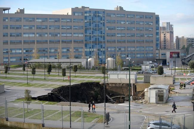 Giant sinkhole consumes cars in Naples hospital parking lot | iNFOnews.ca CP171210875