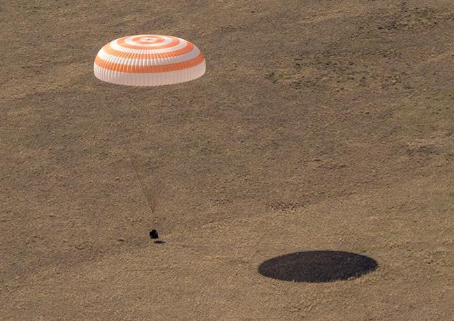 American, 2 Russians return to Earth from space station | iNFOnews.ca CP369355692