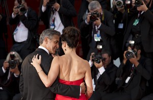 Sandra Bullock douses tabloid suggestions that co-star George Clooney was making eyes at her | iNFOnews.ca CP24716005