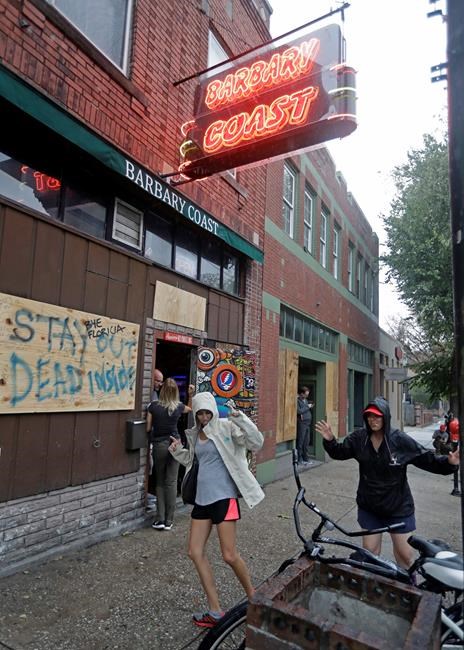 As hurricane blows, dive bar toasts 'Here's to Wilmington!' | iNFOnews.ca As hurricane blows, dive bar toasts 'Here's to Wilmington!' | iNFOnews.ca