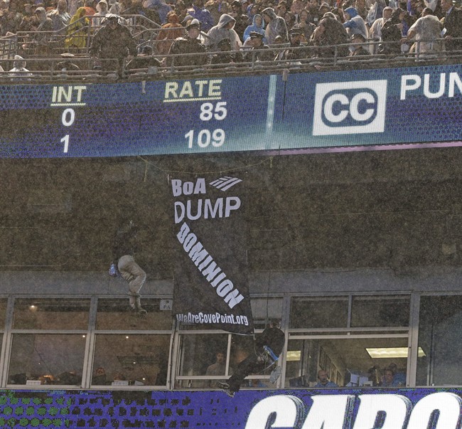 2 protesters rappel from balcony, unfurl protest banner at Colts-Panthers game | iNFOnews.ca CP35178022