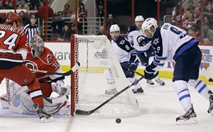 Wheeler's 2 goals lift Jets to 4-3 victory over Hurricanes | iNFOnews.ca CP22154350