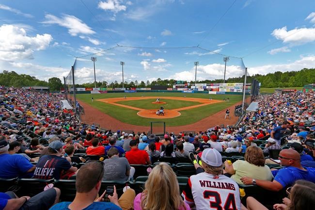 Tebow huge draw in the minors, fans packing small stadiums | iNFOnews.ca