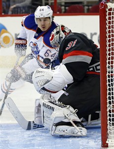 Justin Schultz's power-play goal in 3rd period gives Oilers 2-1 victory over Hurricanes | iNFOnews.ca