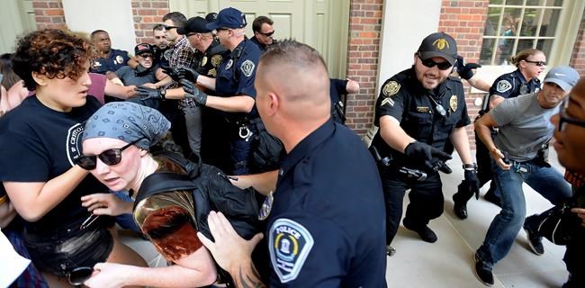 7 arrested in protest over torn-down Confederate statue | iNFOnews.ca 7 arrested in protest over torn-down Confederate statue | iNFOnews.ca