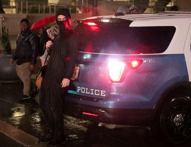 N Carolina protesters hang Confederate statue from post | iNFOnews.ca