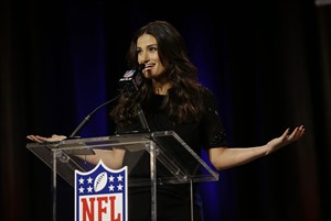 For Idina Menzel, signing the national anthem at Super Bowl marks a new career high | iNFOnews.ca CP31686276