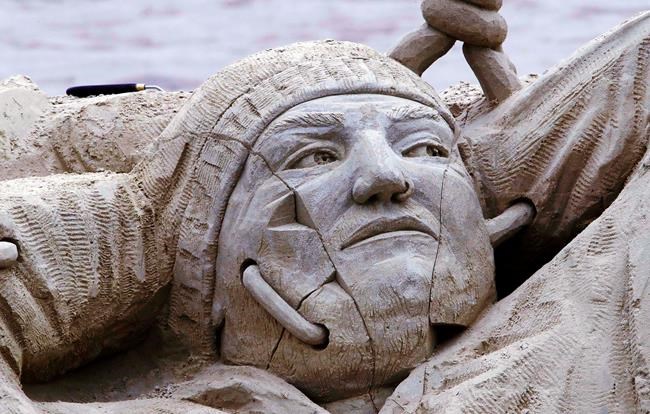 Artists turn a pile of sand into a thing of beauty | iNFOnews.ca Artists turn a pile of sand into a thing of beauty | iNFOnews.ca