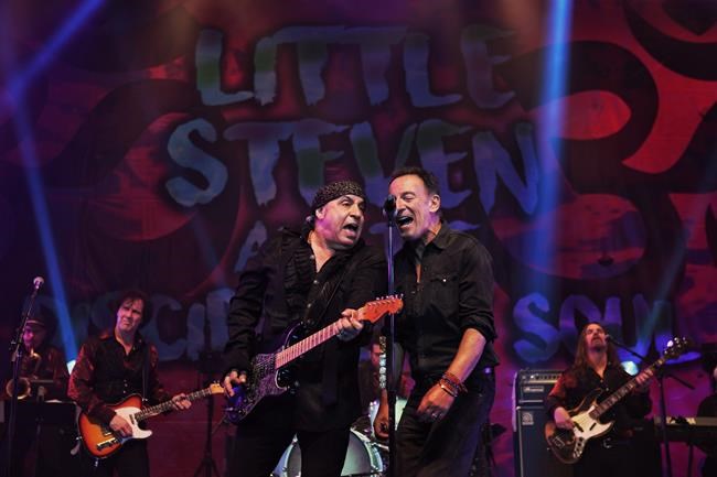 Bruce Springsteen surprises audience at Van Zandt concert | iNFOnews.ca Bruce Springsteen surprises audience at Van Zandt concert | iNFOnews.ca