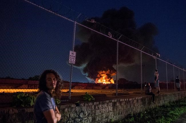 Philadelphia junkyard fire spews thick smoke, flames | iNFOnews.ca