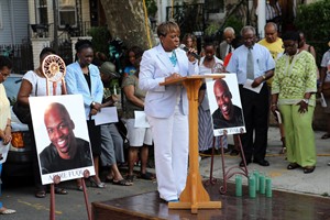 Prayer vigil held for comedian injured along with Tracy Morgan; mother says he's improving | iNFOnews.ca CP29054331