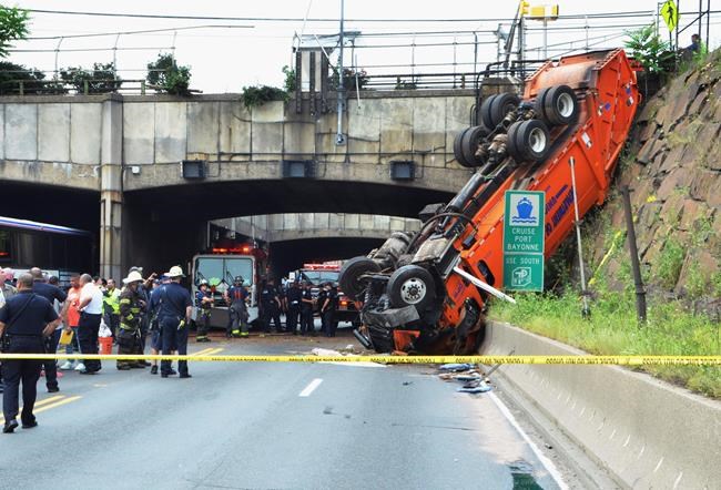 Truck crash snarls commute out of NYC on eve of holiday | iNFOnews.ca