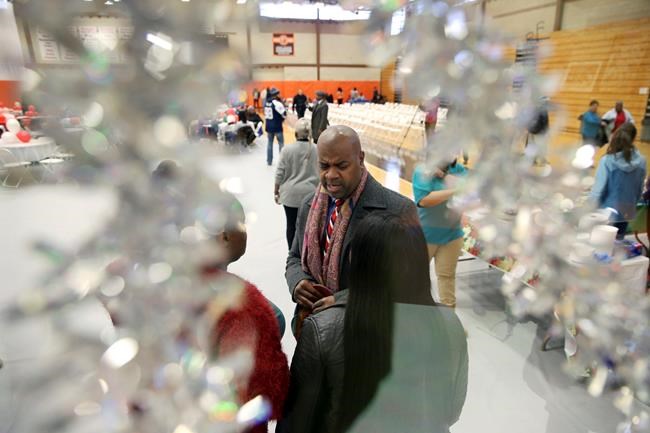 Delroy Lindo helps Newark mayor feed homeless | iNFOnews.ca Delroy Lindo helps Newark mayor feed homeless | iNFOnews.ca