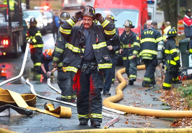 Small plane crashes, leaving pilot dead, houses ablaze | iNFOnews.ca Small plane crashes, leaving pilot dead, houses ablaze | iNFOnews.ca