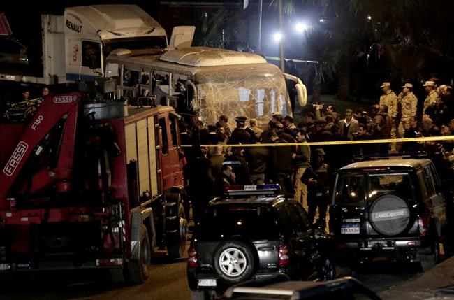 Bomb strikes tourist bus near Egypt's Giza Pyramids, kills 4 | iNFOnews.ca