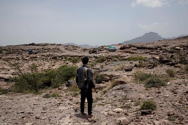 Militiamen dig in at a front line of Yemen's deadlocked war | iNFOnews.ca Militiamen dig in at a front line of Yemen's deadlocked war | iNFOnews.ca