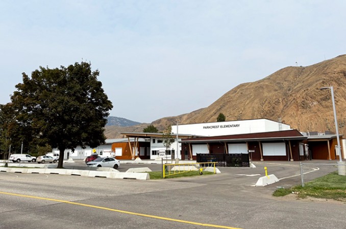 The front entrance to an elementary school.