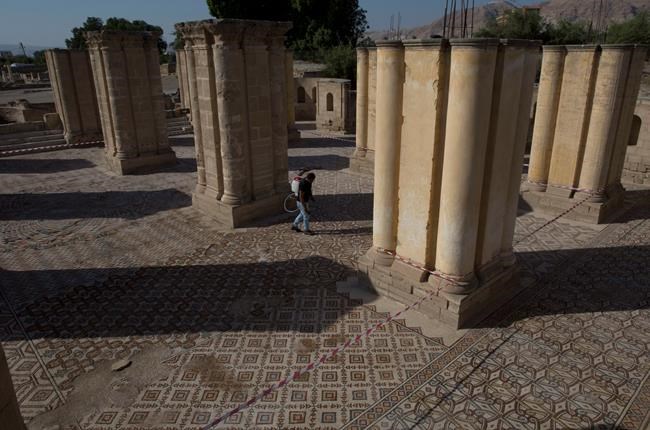 Massive carpet mosaic briefly uncovered in Palestinian town | iNFOnews.ca CP2050802583
